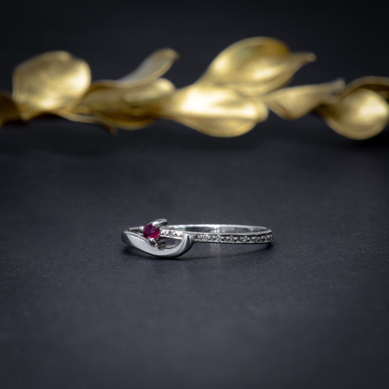 Anillo de compromiso con rubí natural y 8 diamantes laterales elaborado en oro blanco de 14 kilates