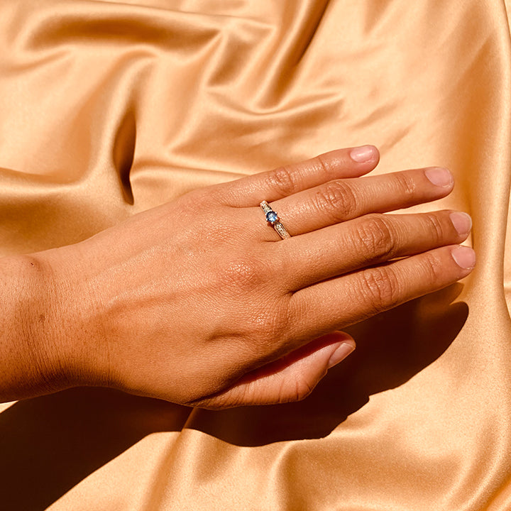 Anillo de compromiso con tanzanita natural y 10 diamantes laterales realizado en oro blanco de 14 kilates