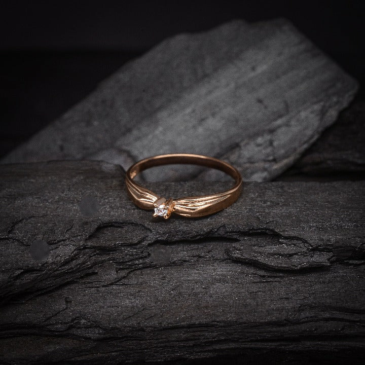Anillo de compromiso con diamante natural de .08ct elaborado en oro rosa de 14 kilates