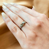 Anillo de compromiso con diamante natural de .15ct y esmeraldas laterales elaborado en oro amarillo y blanco de 14 kilates