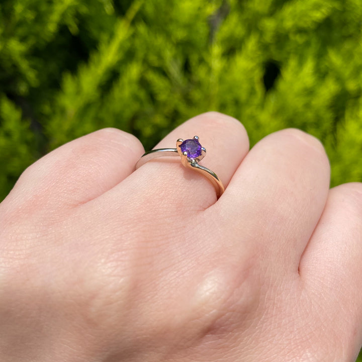 Anillo de compromiso con amatista natural realizado en oro combinado de 14 kilates