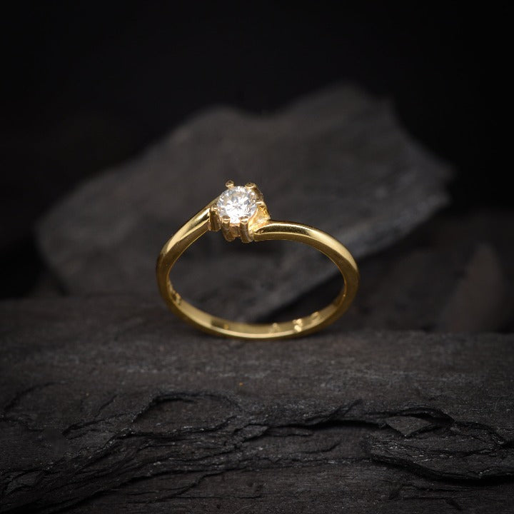 Anillo de compromiso con diamante natural de .22ct elaborado en oro amarillo de 14 kilates