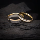 Par de argollas de matrimonio confort sólidas de 5mm y 3mm con incrustación de 15 diamantes naturales elaboradas en oro amarillo y blanco 14 kilates