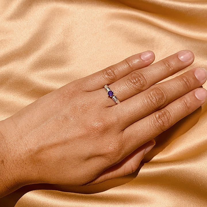 Anillo de compromiso con amatista natural y cristales laterales realizado en oro de 14 kilates