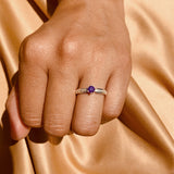 Anillo de compromiso con amatista natural y cristales laterales realizado en oro de 14 kilates