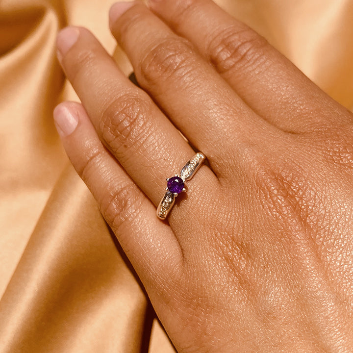 Anillo de compromiso con amatista natural y cristales laterales realizado en oro de 14 kilates