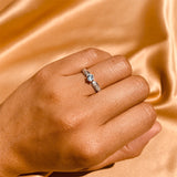Anillo de compromiso con topacio natural y 10 diamantes laterales realizado en oro blanco de 14 kilates