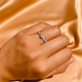 Anillo de compromiso con topacio natural y cristales laterales realizado en oro blanco de 14 kilates