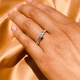 Anillo de compromiso con topacio natural y cristales laterales realizado en oro blanco de 14 kilates