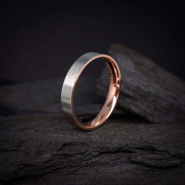 Argolla de matrimonio confort sólida de 4.5mm elaborada en oro blanco y rosa de 10k