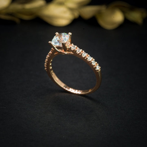 Anillo de compromiso con moissanita .50ct y cristales elaborado en oro rosa de 14 kilates