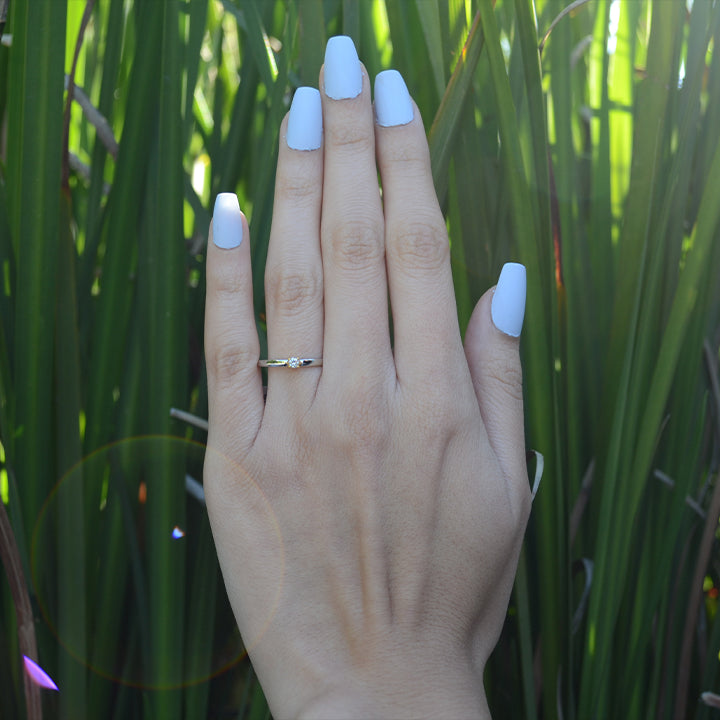 Anillo de compromiso con diamante natural .08ct en oro combinado de 14 kilates