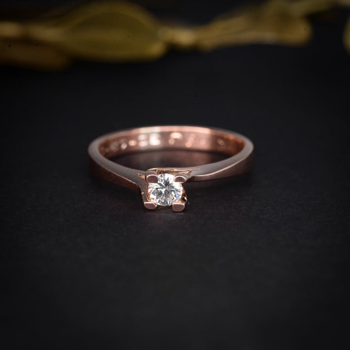 Anillo de compromiso con diamante natural de .20ct elaborado en oro rosa de 14 kilates