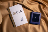 Anillo de compromiso con diamante natural central de .70ct corte princesa con certificación GIA elaborado en oro blanco de 18 kilates
