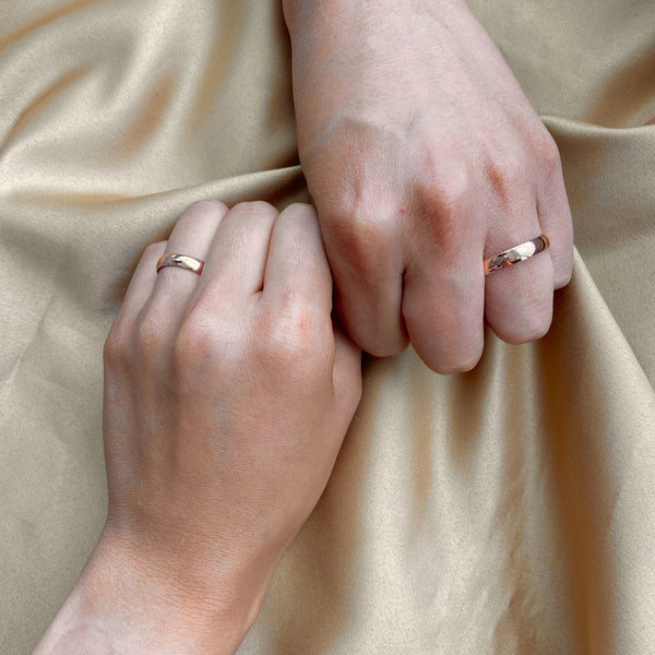 Par de argollas de matrimonio macizas de 4mm elaboradas en oro rosa de 14 kilates