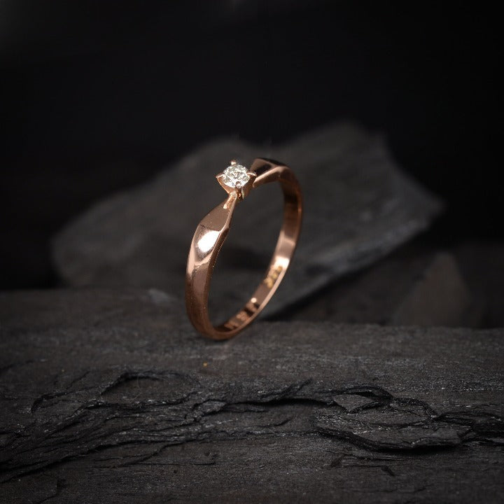 Anillo de compromiso con diamante natural de .10ct elaborado en oro rosa de 18 kilates