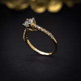 Anillo de compromiso con moissanita .50ct y cristales elaborado en oro amarillo de 14 kilates