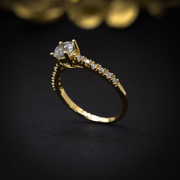 Anillo de compromiso con moissanita .50ct y cristales elaborado en oro amarillo de 14 kilates