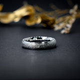 Par de argollas de matrimonio macizas de 4mm con incrustación de cristal elaboradas en oro blanco de 10 kilates