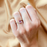 Anillo de compromiso con zafiro rosa natural corte gota y 12 diamantes elaborado en oro amarillo de 14 kilates