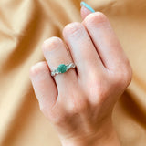 Anillo con esmeralda natural  y 4 diamantes laterales elaborado en oro blanco de 14 kilates