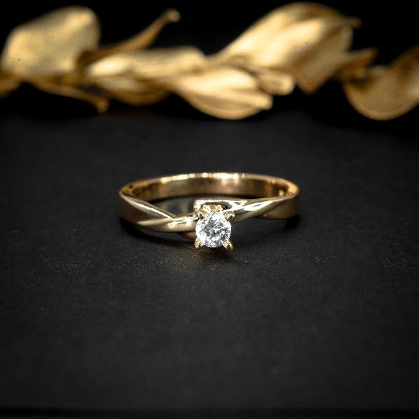 Anillo de compromiso con diamante natural de .20ct elaborado en oro amarillo de 14 kilates