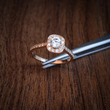 Anillo de compromiso con diamante natural de .25ct y 26 diamantes laterales realizado en oro rosa de 14 kilates