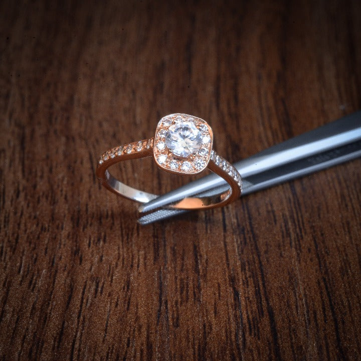 Anillo de compromiso con diamante natural de .25ct y 26 diamantes laterales realizado en oro rosa de 14 kilates
