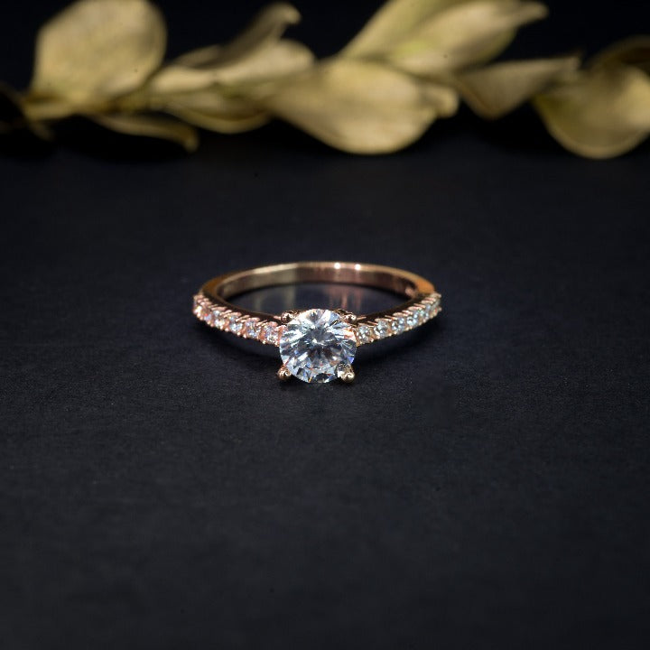 Anillo de compromiso con moissanita .50ct y cristales elaborado en oro rosa de 14 kilates