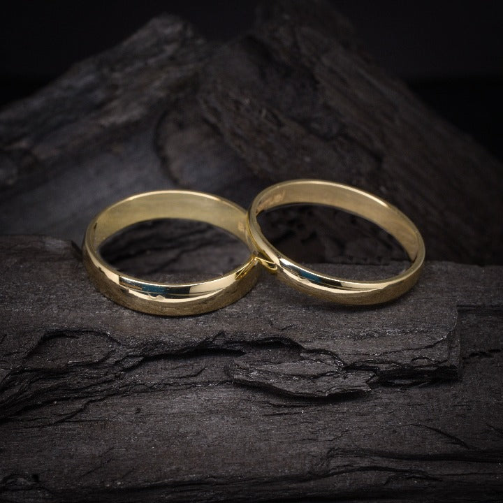Par de argollas de matrimonio macizas de 4mm elaboradas en oro amarillo de 14 kilates