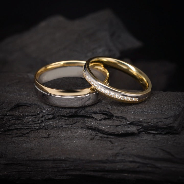 Par de argollas de matrimonio confort sólidas de 5mm y 3mm con incrustación de cristales elaboradas en oro amarillo y blanco de 10 kilates