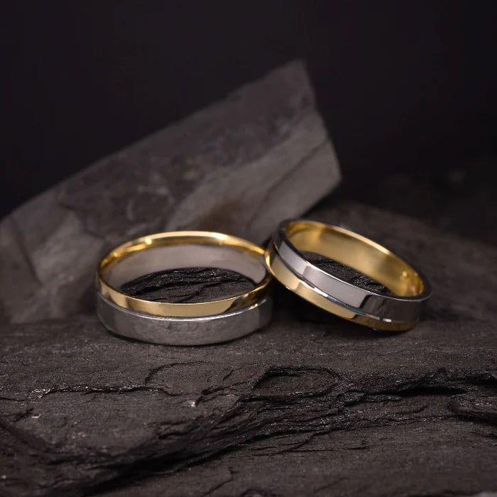 Par de argollas de matrimonio macizas de 5mm y 4mm elaboradas en oro amarillo y blanco de 10 kilates