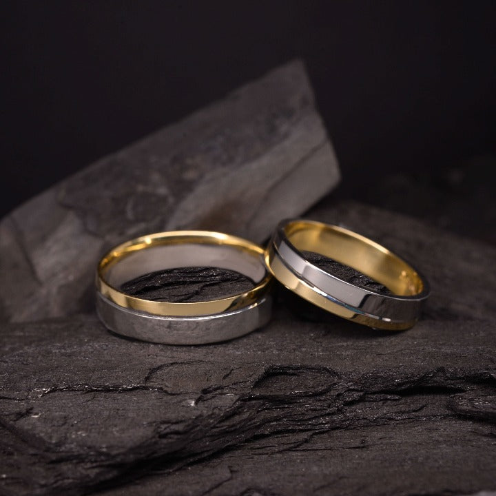 Par de argollas de matrimonio macizas de 5mm y 4mm elaboradas en oro amarillo y blanco de 14 kilates