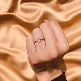 Anillo de compromiso con diamantes naturales .07ct elaborado en oro rosa de 14 kilates