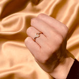 Anillo de compromiso con diamantes naturales .07ct elaborado en oro rosa de 14 kilates
