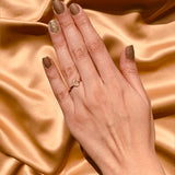 Anillo de compromiso con diamantes naturales .07ct elaborado en oro rosa de 14 kilates
