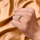 Anillo de compromiso con moissanita de 1 quilate y 32 diamantes naturales laterales elaborado en oro amarillo de 14 kilates