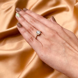 Anillo de compromiso con moissanita de 1 quilate y 32 diamantes laterales elaborado en oro amarillo de 14 kilates