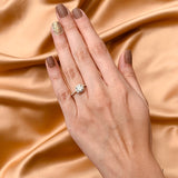 Anillo de compromiso con moissanita de 1 quilate y 32 diamantes naturales laterales elaborado en oro amarillo de 14 kilates