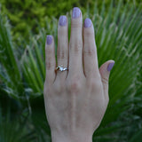 Anillo de compromiso con moissanita de .20ct certificado GRA realizado en oro amarillo y blanco de 14 kilates