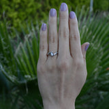 Anillo de compromiso con cristal realizado en oro blanco de 14 kilates
