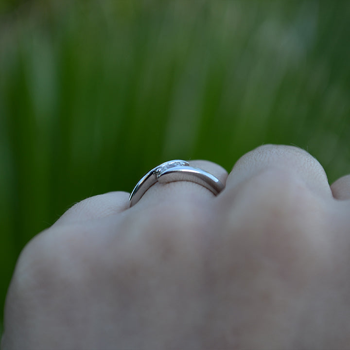 Anillo de compromiso con cristal realizado en oro blanco de 14 kilates