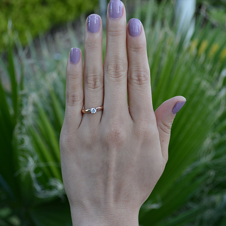Anillo de compromiso con moissanita de .20ct con certificado GRA elaborado en oro rosa de 14 kilates