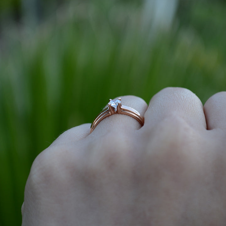 Anillo de compromiso con moissanita de .20ct con certificado GRA elaborado en oro rosa de 14 kilates