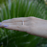Anillo de compromiso con moissanita de .20ct con certificado GRA elaborado en oro rosa de 14 kilates