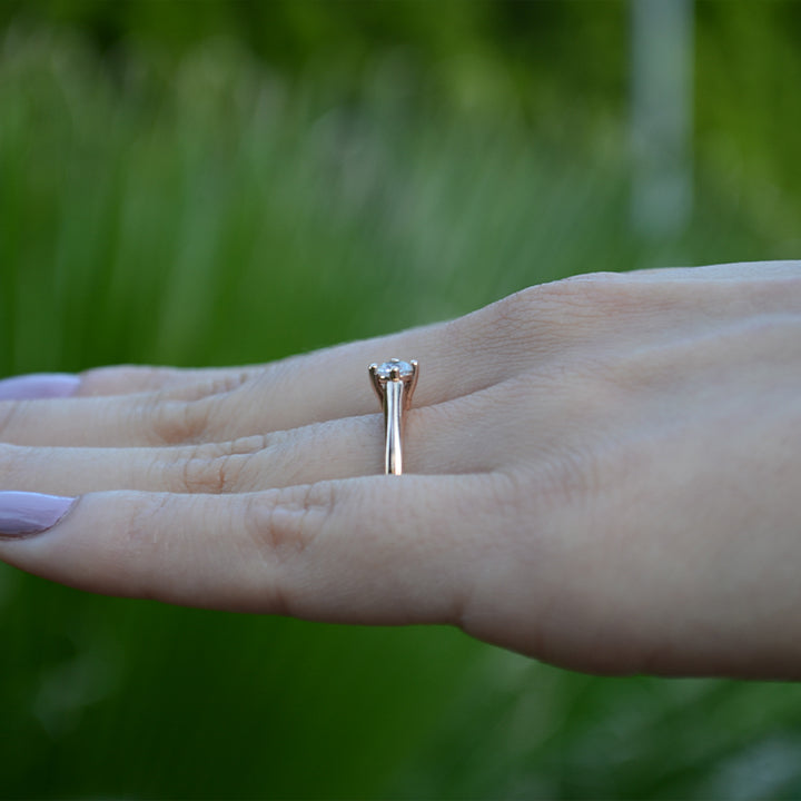 Anillo de compromiso con diamante natural .20ct elaborado en oro rosa de 14 kilates