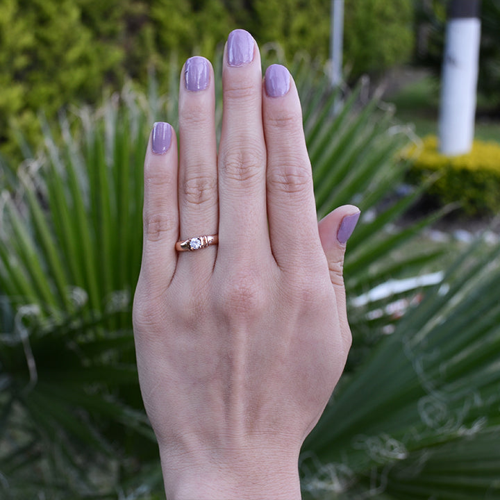Anillo de compromiso con moissanita de .20ct realizado en oro rosa de 14 kilates