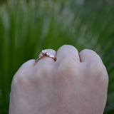 Anillo de compromiso con moissanita de .20ct realizado en oro rosa de 14 kilates