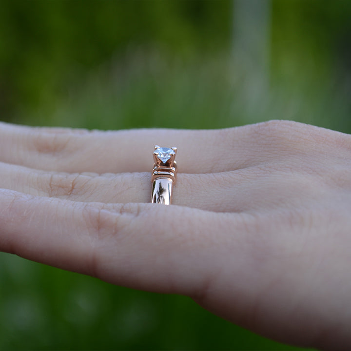 Anillo de compromiso con cristal realizado en oro rosa de 14 kilates