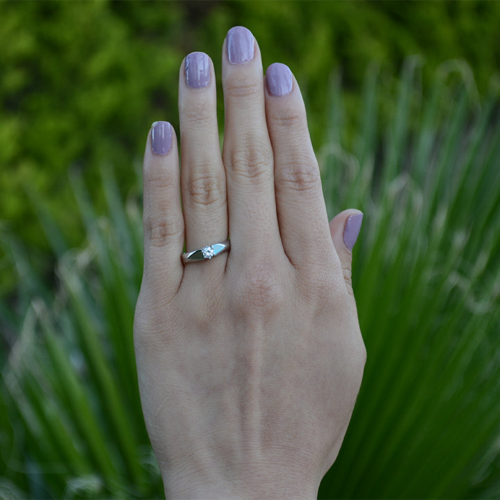 Anillo de compromiso con cristal realizado en oro blanco de 14 kilates